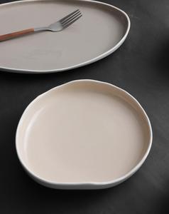 Service de vaisselle de design français, inspiré du blanc, avec l'extérieur blanc et l'intérieur gris, plats principaux disponibles à prix de gros - Product Image 4