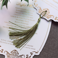 Menú de Boda en Terciopelo Verde Salvia con Monograma y Texto en Dorado, Menús de Boda con Borla