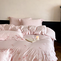 Parure de lit quatre pièces en coton longue fibre brodé de fleurs de cerisier, style luxe léger français, comprenant draps, taies d'oreiller et housse de couette