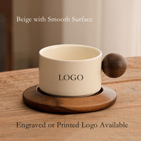 Mug à thé ou à café en céramique rustique vintage de luxe avec logo personnalisé, finition mate marron, avec poignée et sous-verre en bois