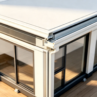 Solárium Modular Prefabricado Moderno para Exteriores, Impermeable, con Techo Plano de Aleación de Aluminio, Ventanas de Piso a Techo y Listones de Madera