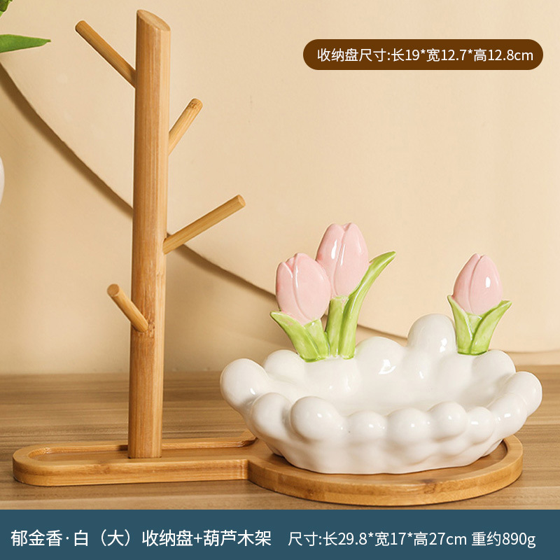 Marco de madera con diseño de tulipán blanco.