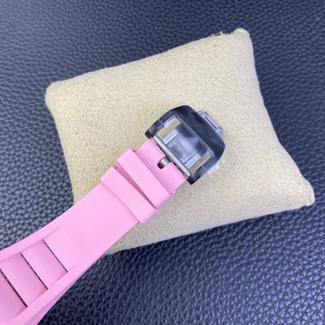 Utilisation de matériaux composites en fibre de carbone avec un mouvement mécanique transparent, ce qui en fait une montre mécanique haut de gamme pour hommes - Product Image 4