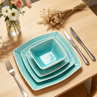 Ensemble de vaisselle en céramique bleue carrée en gros, bols et assiettes artisanaux, boîte d'emballage personnalisée pour la vaisselle d'hôtel