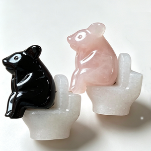 Statue de cochon amusant en cristal assis sur des toilettes, sculpté à la main en pierres précieuses mélangées avec un cochon en jade blanc sur des toilettes, ornement décoratif en cristal amusant - Product Image 1