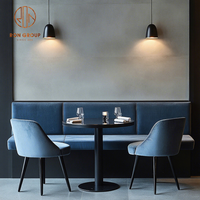Meubles de café de luxe, chaises en velours bleu avec table ronde en bois, pieds en bois et banquette de café-restaurant bleue