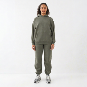 Ensemble jogging et sweat à capuche oversize gris olive pour femme – Tenue décontractée deux pièces streetwear et loungewear - Product Image 1