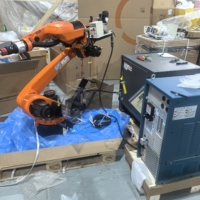 Cella di Saldatura Robotizzata KUKA KR 8 R1440-2 Arc HW E con Sorgente di Saldatura OTC e Posizionatore, Sensore di Tracciamento Laser per Saldature