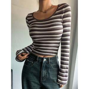เสื้อสเวตเตอร์คอวีลายทางแบบวาฟเฟิลสีกาแฟสำหรับผู้หญิง - Product Image 6