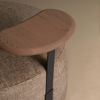 Canapé d'angle Chesterfield moderne en crème, rembourré en tissu bouclé, confortable et élégant, pour salon, hôtel ou usage domestique.