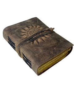 Carnet en cuir Soleil et Lune fait main, style vintage, avec couverture gaufrée, pages vierges pour écrire, dessiner, esquisser et prendre des notes - Product Image 4