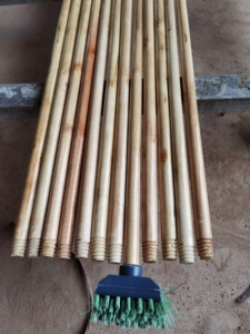 Articles ménagers très demandés : Manches de balai en bois, brosses à plancher, manches de balai à poncer en bois - Product Image 3