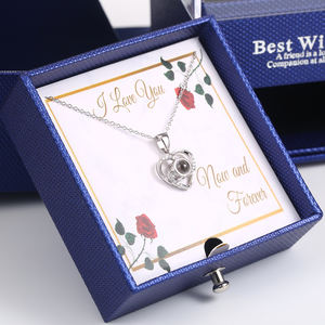 Collana con Proiezione 'Ti Amo' in 100 Lingue per San Valentino, Scatola a Doppia Porta con Rose Conservate e Collana 'Ti Amo' - Product Image 2