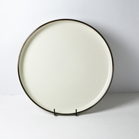 Ensemble de vaisselle en céramique blanc crème de 16 pièces avec bordure noire fine, ensemble de bols et de tasses ronds, vaisselle en porcelaine pour la maison et la cuisine