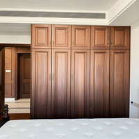 Armoire Intégrée Moderne en Bois Texturé et Verre, Penderie Modulaire du Sol au Plafond avec Bureau Intégré pour Appartement