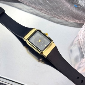 Montre à quartz de luxe à cadran carré avec bracelet en silicone multicolore, boîtier doré vintage, accessoire de mode élégant pour femme, cadeau - Product Image 3