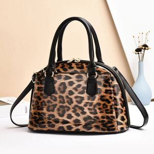 Bolso Boston con Estampado de Leopardo para Mujer, Piel Sintética, Cierre de Cremallera, Correa Extraíble, Estilo Clásico, Bolso de Mano para Uso Diario - Product Image 3
