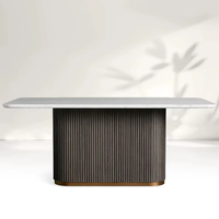Table à manger de style américain avec plateau en marbre, base en bois massif à piétement cannelé, table 10 places avec finition en laiton