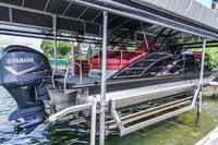Nouveau bateau ponton sportif au design moderne en fibre de verre noir et rouge avec moteur hors-bord de 90 CV pour la pêche et les loisirs en famille