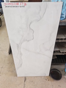 Piastrelle in marmo Porcelanato lucide <span class=keywords><strong>per</strong></span> pavimenti in porcellana 600x1200mm <span class=keywords><strong>per</strong></span> piastrelle bianche <span class=keywords><strong>per</strong></span> pavimenti Carrara <span class=keywords><strong>per</strong></span> <span class=keywords><strong>pareti</strong></span> interne - Product Image 5