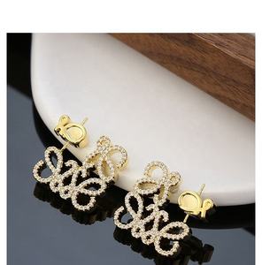 Pendientes de Botón de Alta Gama para Mujer, Estilo Europeo y Americano, Nuevo Diseño Geométrico Hueco, Chapado en Oro de Lujo Ligero, Corte Princesa - Product Image 6