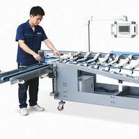 L'encolpeuse-plieuse JY-450, accompagnée d'un empileur, complète votre ligne de post-pressage pour cartons rigides et ondulés, empileur automatique de boîtes