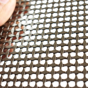 Cloison en <span class=keywords><strong>maille</strong></span> métallique noire et dorée, design d'intérieur commercial <span class=keywords><strong>chic</strong></span> et décoratif - Product Image 3
