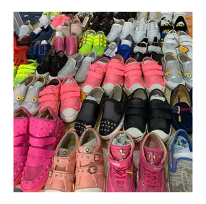 Phân loại một số lượng lớn được sắp xếp sử dụng giày xuất khẩu cho thị trường Châu Phi sử dụng quần áo cổ phiếu