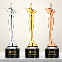 Trophée de récompense pour employé de l'année en or, argent et cuivre, avec base en cristal noir personnalisée, en forme de statue de déesse dorée