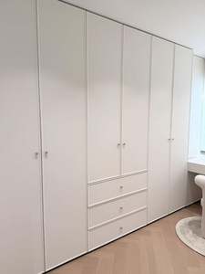 Armoire-penderie sur mesure, moderne, minimaliste, en bois massif, écologique, intégrée à un dressing, en un seul bloc - Product Image 2