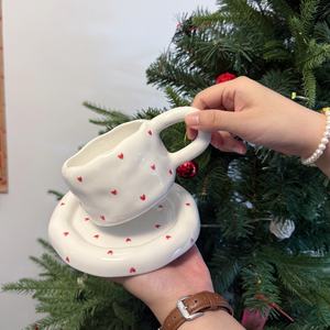 Set di <span class=keywords><strong>tazze</strong></span> <span class=keywords><strong>da</strong></span> caffè in ceramica paffuta e piattino con motivo a forma di cuore dipinto a mano Set di <span class=keywords><strong>tazze</strong></span> <span class=keywords><strong>da</strong></span> tè irregolari sotto i vetri - Product Image 2