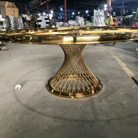 Table de salle à manger extérieure ronde moderne de luxe en acier inoxydable avec plateau en verre pour hôtel, banquet et mobilier de mariage