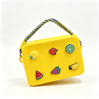 Pochette cosmétique miniature personnalisée, étanche, portable, en silicone, avec breloques décoratives personnalisées, sac de rangement pour articles de toilette de voyage