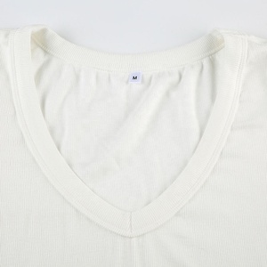 T-shirt basique blanc uni d'été personnalisé OEM, manches courtes, décontracté, mignon, coupe ajustée, tricot côtelé, col en V, crop top pour femmes - Product Image 2