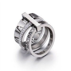 Anillo de Compromiso Moderno en Tono Plateado, Acero Inoxidable, Diseño de Flecha Entrelazada, Resistente al Deslustre, Grabado con Números Romanos - Product Image 1