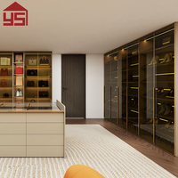 Vestiaire moderne et élégant pour villa, sur mesure, avec porte en verre élégante, armoire en bois du sol au plafond avec éclairage LED