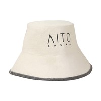 Un gorro de sauna de lana pura color crema que convierte la lambda griega en un distintivo de marca y convierte cada sala de vapor en una declaración de diseño.