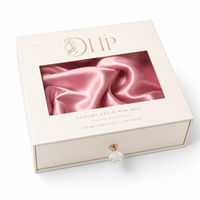 Caja de lujo personalizada con LOGO para pelucas, con ventana, cinta de satén y detalles en lámina dorada, caja de regalo tipo cajón para pelucas de mujer.