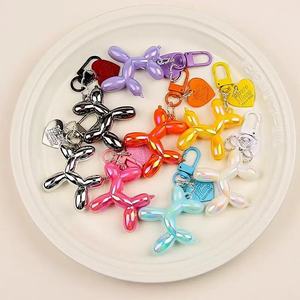 Ventes Flash Usine : Porte-clés en Acrylique et Résine, Design Luxe et Tendance, Motifs Cœur, Couple, Chien Ballon, Pendentif pour Sac à Dos, Cadeau Promotionnel en Gros - Product Image 2