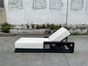 كرسي فاخر من الألومنيوم يستلقي في الهواء الطلق للفناء كرسي استراحة أسود معدني سرير بحر - Product Image 4