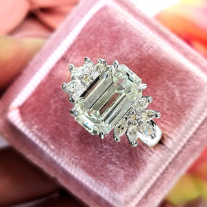 Anello di Fidanzamento F796 in Oro Bianco con Diamante Taglio Smeraldo Colore D Naturale per Donna - Product Image 6
