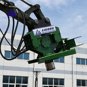 Compacteur hydraulique de pieu monté sur excavatrice avec pince de maintien latérale pour installation agricole - Product Image 6