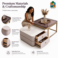 Table basse carrée empilable peu encombrante avec plateau en verre trempé, structure métallique et rangement à tiroirs pour salon