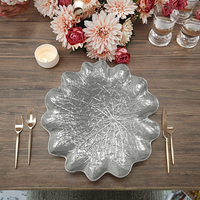 Vente en gros de plateaux de présentation en plastique écologique Golden Lotus Leaf de 13 pouces élégants plats de table de fête de mariage à coins fermés