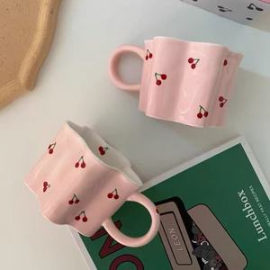 <span class=keywords><strong>M</strong></span> Taza de cereza pintada a mano Taza de agua irregular creativa Chica Encantadora Rosa Tazas de leche de cerámica hechas a mano Tazas de café de porcelana - Product Image 2