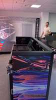 Table de DJ portable LED GOB P1.8 P2.5, scène mobile incurvée en aluminium pour événements en intérieur, discothèques et concerts, garantie 3 ans