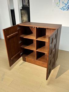 Aparador de Gran Capacidad de Estilo Moderno de Mediados de Siglo, Mueble de Almacenamiento Lateral de Madera Sólida para Sala de Estar - Product Image 4