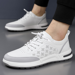 Chaussures décontractées pour hommes, respirantes, à enfiler, de style sportif, bout rond, dessus synthétique, semelle en caoutchouc, blanches - Product Image 1