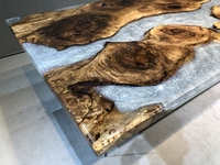 Table de conférence de luxe en résine époxy transparente sur mesure avec plateau en bois de noyer massif et bord naturel, idéale pour bureau et restaurant