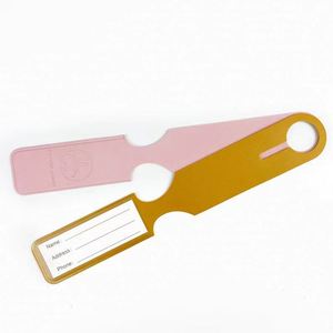 Étiquette de bagage en cuir double face personnalisée avec logo doré à chaud, motif avion découpé - Product Image 4